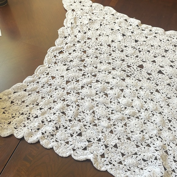 Hand made white cotton crochet medallion table runner cover with angle - Picture 4 of 9